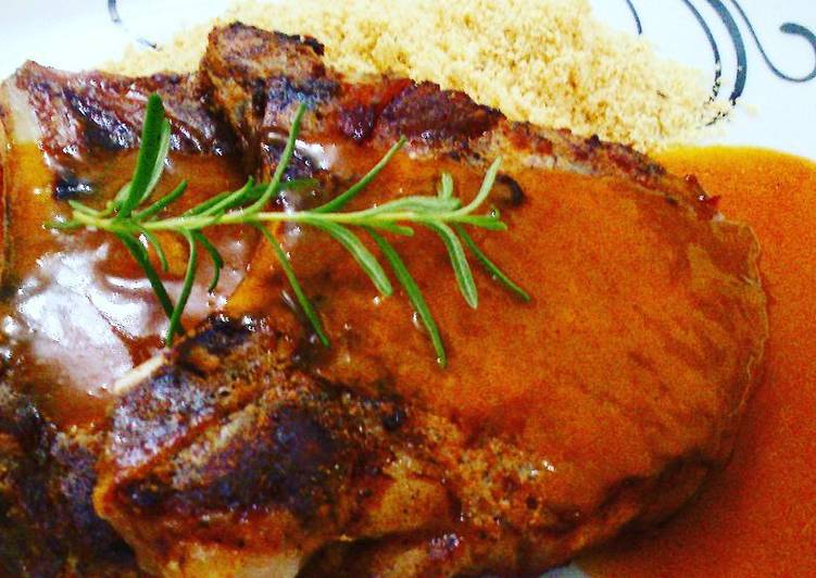 Bisteca suína com alho no forno ao molho de laranja - Tudogosreceitas