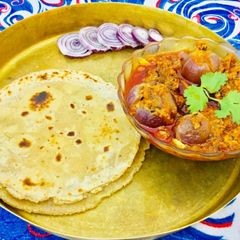 A picture of Rajsthani (jaipuri)sabut pyaz ki sabji and tikkad.