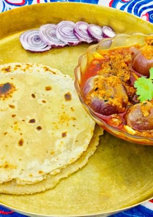 A picture of Rajsthani (jaipuri)sabut pyaz ki sabji and tikkad.