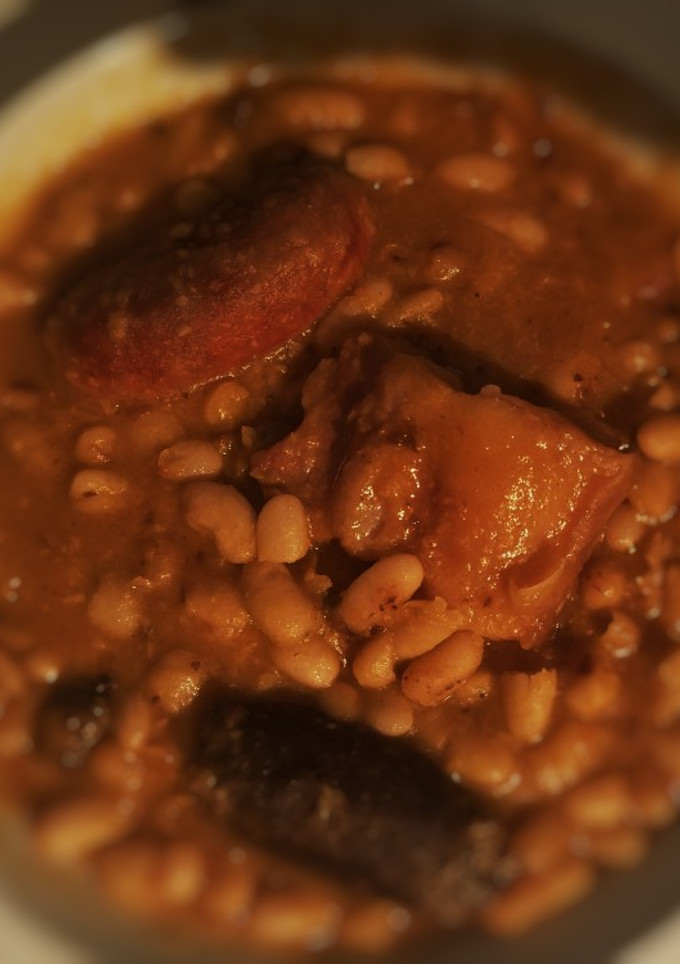 Una foto de Alubias (mongetes) con chorizo, morcilla y panceta