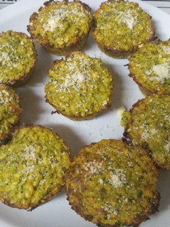 Una foto de Muffins de brócoli