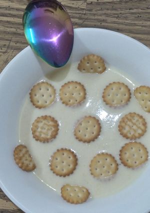 Una foto de Crema de elote con galletas