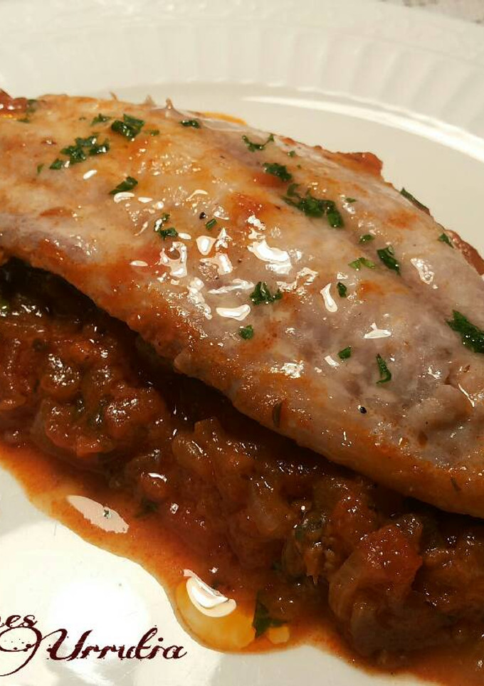 Una foto de Lomo de jurel con reducción de salsa de tomate