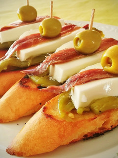 Una foto de Pincho con pimiento verde asado, queso fresco, anchoa y aceituna