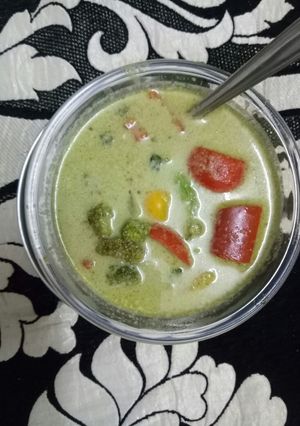 A picture of Thai green curry.