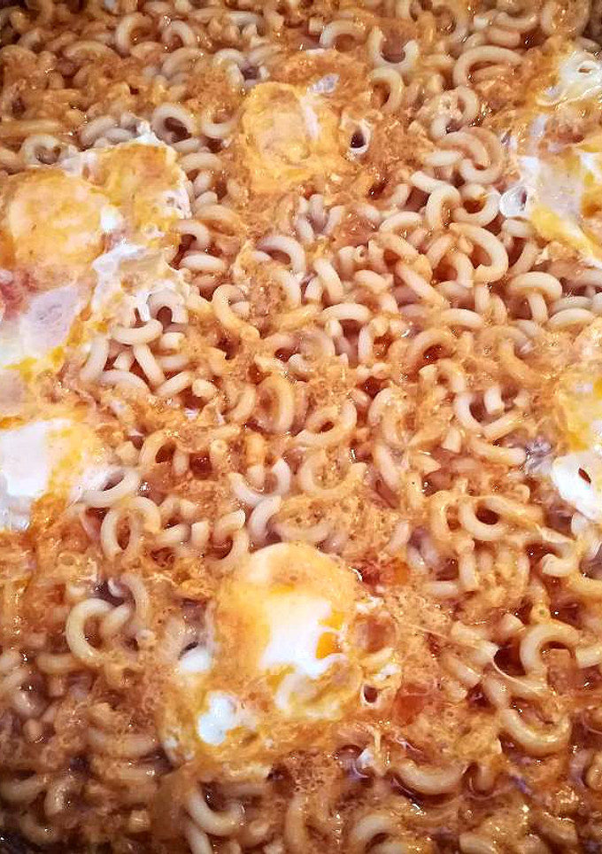 Una foto de Fideos con huevos