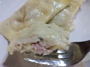 Una foto de ravioles de ricota y jamón