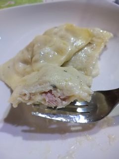 Una foto de Ravioles de ricota, nuez y jamón