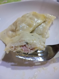 Una foto de Ravioles de ricota, nuez y jamón