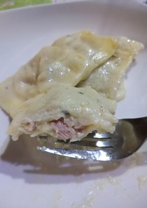 Una foto de Ravioles de ricota, nuez y jamón