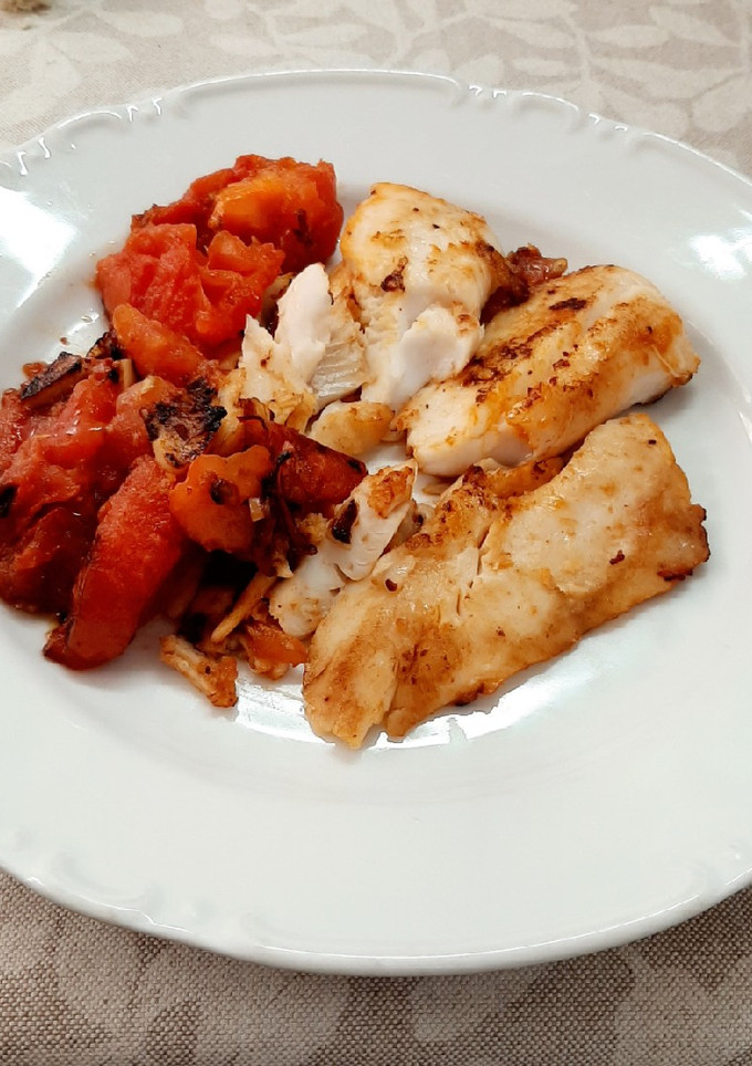 Una foto de Merluza al ajillo con tomate fresco