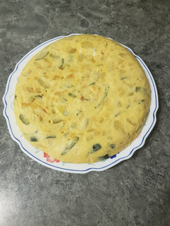 Una foto de Tortilla de calabacín con cebolla y patatas