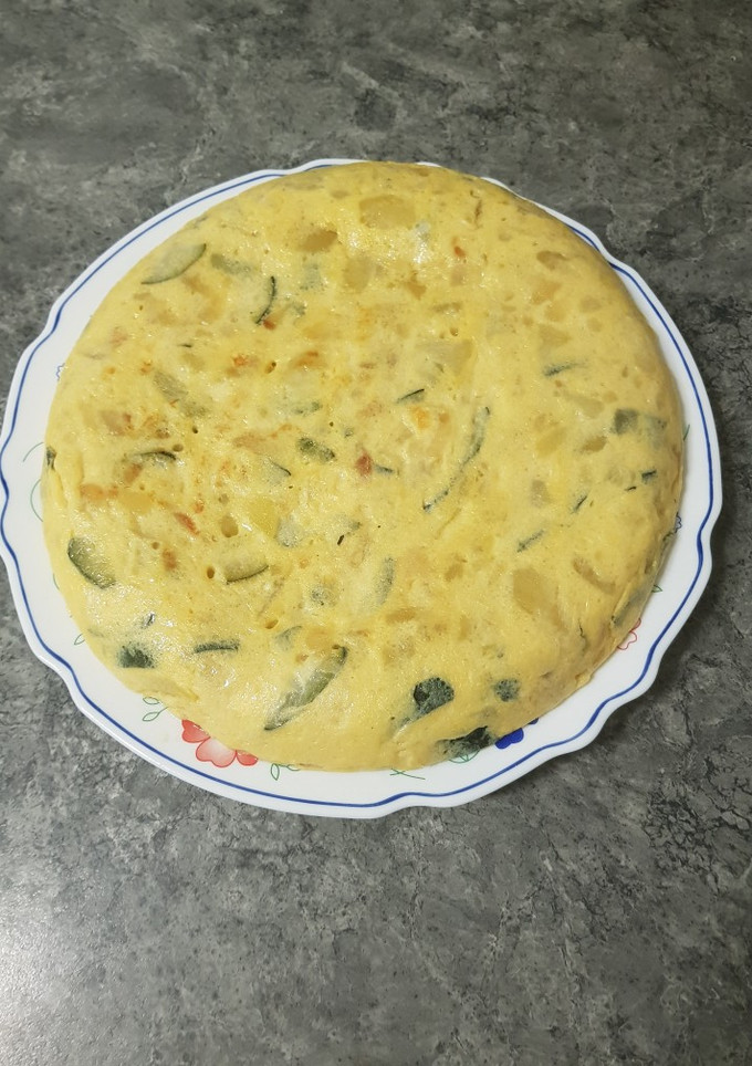 Una foto de Tortilla de calabacín con cebolla y patatas