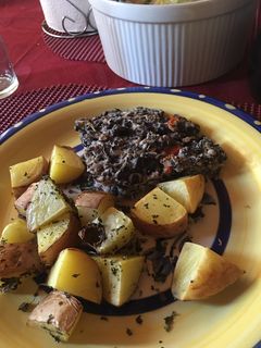 Una foto de Tortilla de porotos negros con papas doradas