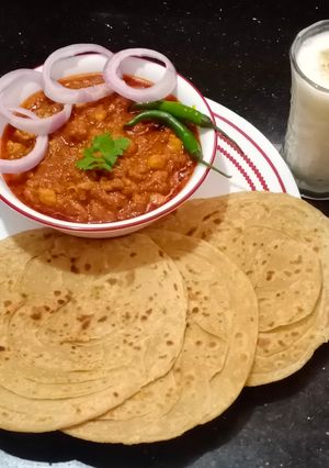 છોલે - લચ્છા પરાઠા (Chhole laccha paratha Recipe in Gujarati) રેસીપી મુખ્ય ફોટો