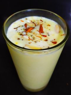 મસાલા દૂધ (Masala Doodh Recipe In Gujarati) રેસીપી મુખ્ય ફોટો