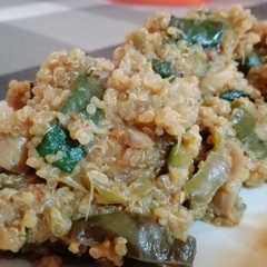 Una foto de Quinoa con verduras