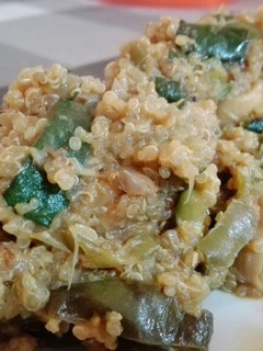Una foto de Quinoa con verduras