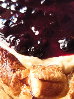 Una foto de Hojaldre con crema y arándanos