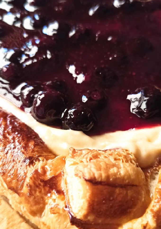 Una foto de Hojaldre con crema y arándanos