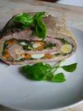Matambre con huevitos de codorniz y verduras