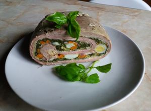 Una foto de Matambre con huevitos de codorniz y verduras
