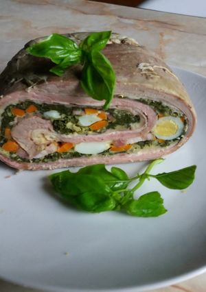 Una foto de Matambre con huevitos de codorniz y verduras