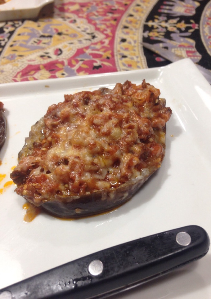 Una foto de Berenjenas rellenas de carne y bacon