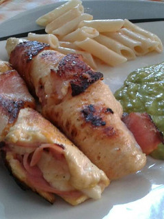 Una foto de Pechugas rellenas "estilo enojona"