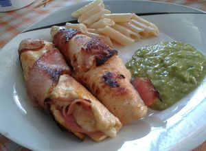 Una foto de Pechugas rellenas "estilo enojona"
