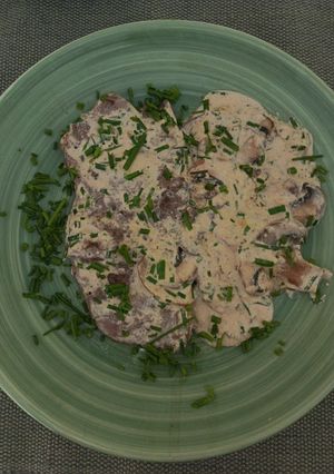 Una foto de Filete de ternera con portobello y salsa cremosa de gorgonzola y cebollino
