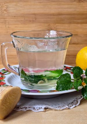 Una foto de Infusión de menta y jengibre con limón 🌱 🫚 🍋🍵