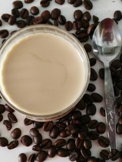 Una foto de Yogur casero de café sin yogurtera (con y sin Thermomix)