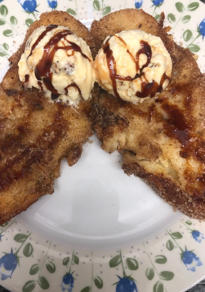 Una foto de 312. Torrijas caseras con helado (postre)
