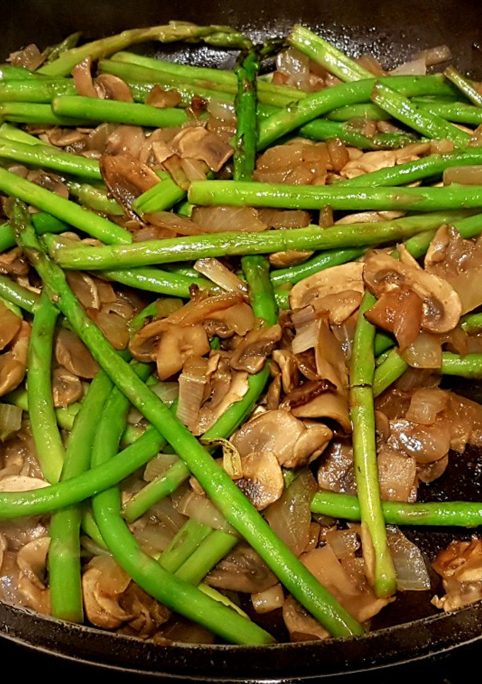 Una foto de Revuelto de espárragos verdes, champiñones y cebolla