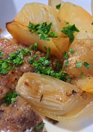 Lassan sült fokhagymás tarja vele sült körettel recept fotója