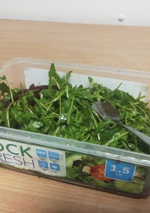 A picture of Chinese salad.
