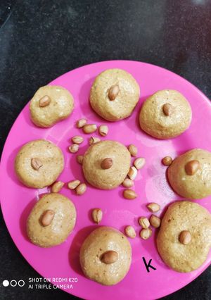A picture of Peanut laddu.