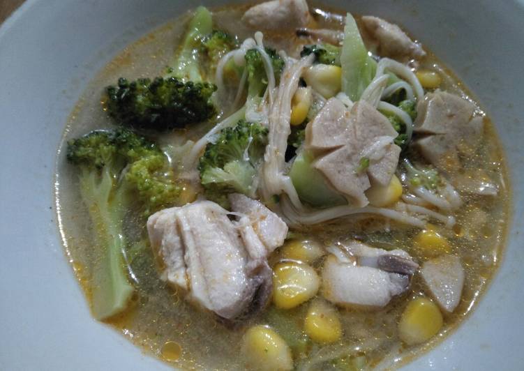 Langkah Mudah untuk Menyiapkan Sup ayam brokoli enoki sosis jagung Anti Gagal