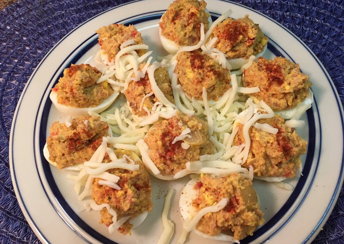 Huevos rellenos con bacon y chorizo de pollo