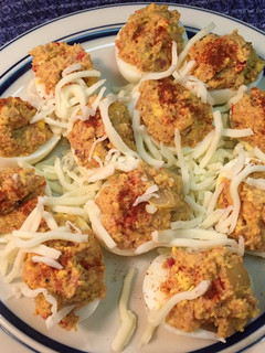 Una foto de Huevos rellenos con bacon y chorizo de pollo