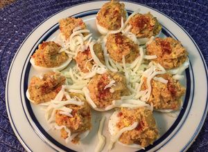 Una foto de Huevos rellenos con bacon y chorizo de pollo