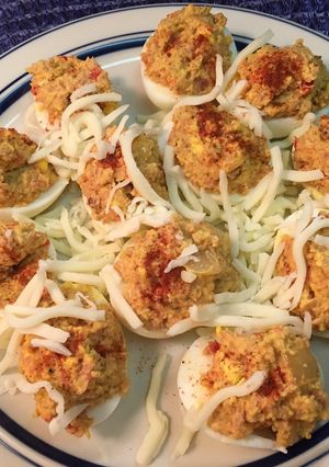 Una foto de Huevos rellenos con bacon y chorizo de pollo
