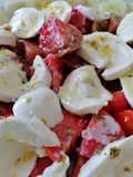 Ensalada de tomate y pepino de la huerta con mozzarella