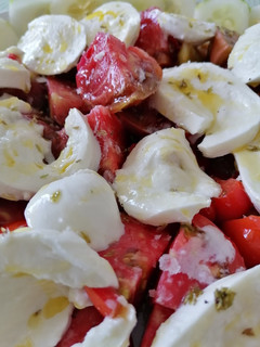 Una foto de Ensalada de tomate y pepino de la huerta con mozzarella