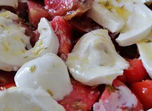 Una foto de Ensalada de tomate y pepino de la huerta con mozzarella