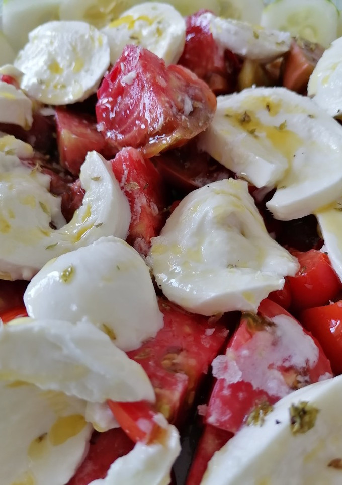 Una foto de Ensalada de tomate y pepino de la huerta con mozzarella