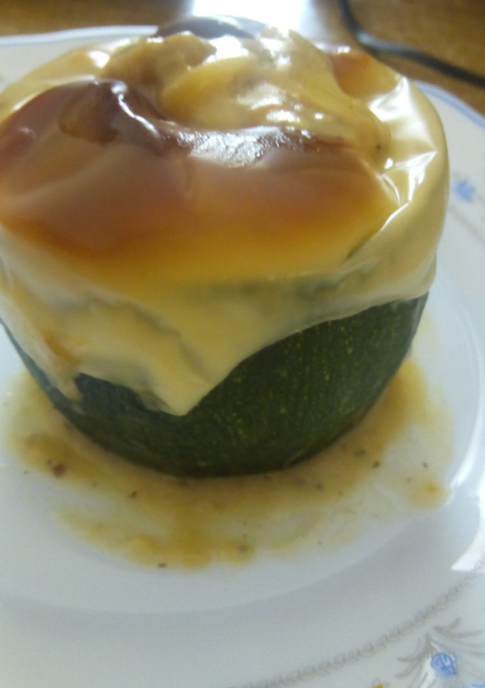 Una foto de Cilindros de Calabacín rellenos de pollo y verduras varias