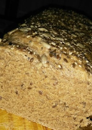 Una foto de Pan integral con mix de semillas