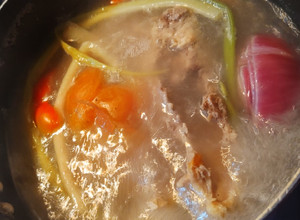 Una foto de Caldo de pollo con verduras